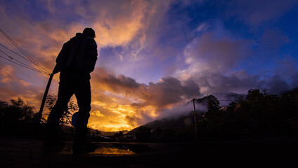 mirando el atardecer 