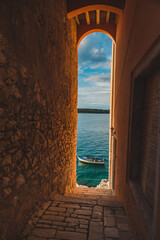 Obraz premium view of boat in sea through city street