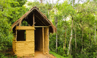 Trilha no rio Betary no parque estadual Petar no vale do ribeira estado de s&atilde;o paulo brazil, com chachoeiras, cavernas, &aacute;rvores, plantas