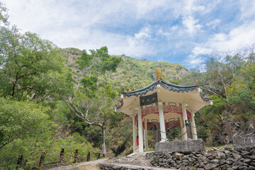 Fototapeta premium Yuewangting (Yuewang Pavilion) at Taroko National Park. a famous tourist spot in Xiulin, Hualien, Taiwan.