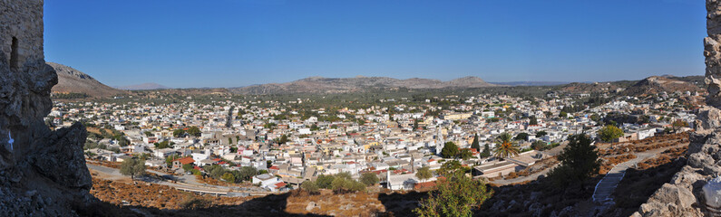 Fototapeta na wymiar Panoramablick über die Häuser der Stadt Archangelos auf der griechischen Insel Rhodos 