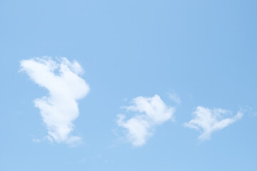 Fototapeta na wymiar ３つのふわふわした雲
