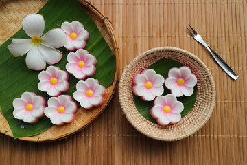 Obraz na płótnie Canvas Coconut Agar agar - Thai dessert made from gelatin, coconut and coconut milk in Frangipani shape.