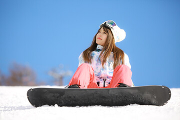 スノーボードをする女性