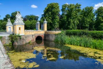 Brücke zu einem Barockschloss in Brühl