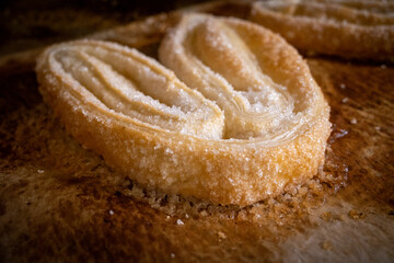  freshly baked cookie lies on a baking tray