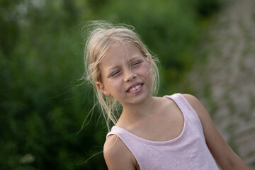 Mädchen beim unbeschwerten Sport und Bewegen, wie Akrobatik in der Freizeit, auf Wiesenpfaden, am...