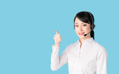 いいねポーズするオペレーター