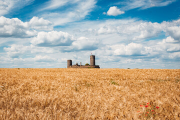 Burg Münzenberg mit blauem Himmel 