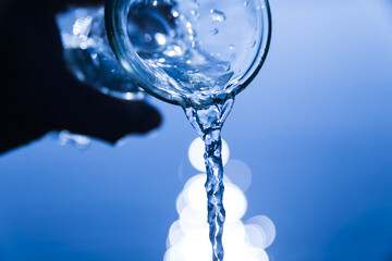 ガラス瓶の水を注ぐ