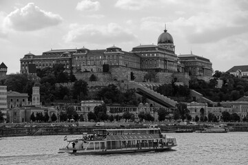 Czarno-biały widok na zamek królewski w Budapeszcie z rzeki Dunaj