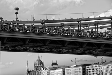 Czarno-biały widok z bliska na antyczny most łańcuchowy w Budapeszcie z rzeki Dunaj - obrazy, fototapety, plakaty
