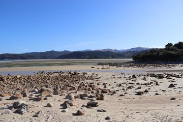 Roches sur une plage du parc Abel Tasman, Nouvelle Zélande