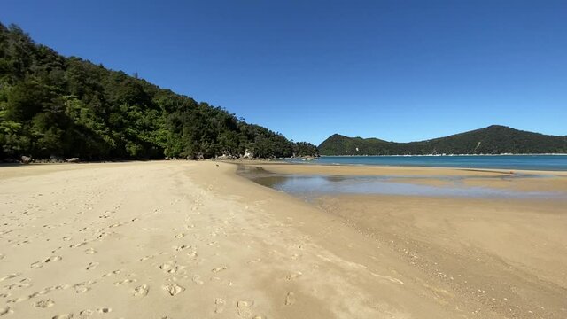 Plage d&eacute;serte du parc Abel Tasman, Nouvelle Z&eacute;lande