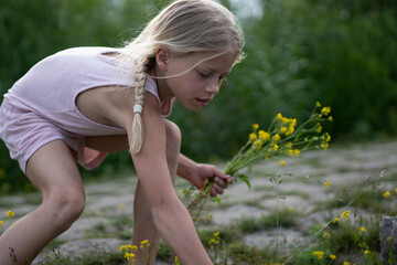 Mädchen beim unbeschwerten Spielen und Bewegen in der Freizeit, auf Wiesenpfaden, am Strand, See und dem Fluss Elbe