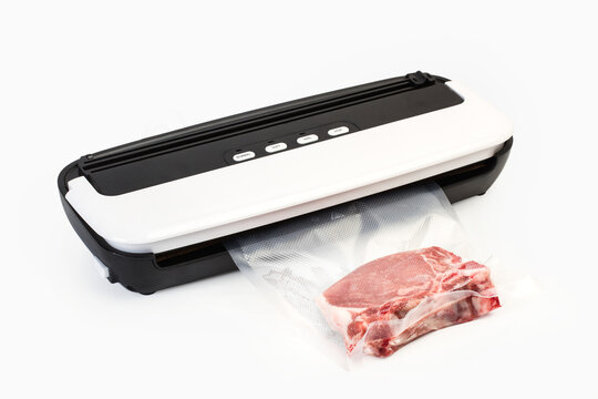 Envasado al vac&iacute;o m&aacute;quina sellando una bolsa con carne sobre un fondo liso blanco. Vista de frente. Copy space