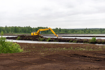 Peat digging in the mine