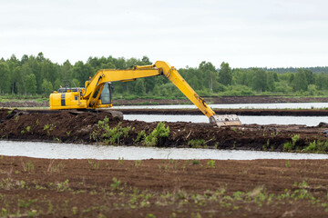 Peat digging in the mine