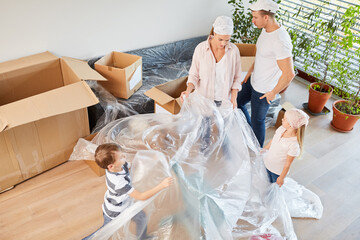 Eltern und Kinder als Heimwerker mit Schutzfolie