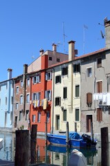 Fototapeta na wymiar Piccola barca a Chioggia (verticale)