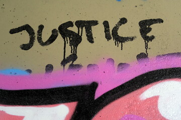 Justice. Graffiti sur un mur.
