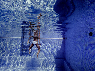 la nena sota l'aigua