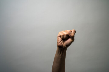 白バックの前で握り拳