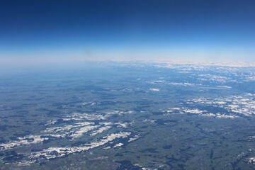 Widok z samolotu na góry Alpejskie. Śnieg na górach gór. - obrazy, fototapety, plakaty