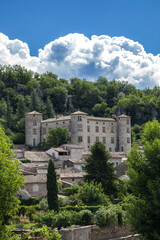 Fototapeta na wymiar Le village de Vogüe (Ardèche) et son château