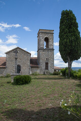 Fototapeta na wymiar L'église du village de Sampzon dans le sud de l'Ardèche (France)