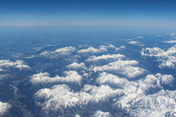 Widok z samolotu na góry Alpejskie. Śnieg na górach gór. 
 - obrazy, fototapety, plakaty