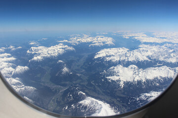 Widok z samolotu na góry Alpejskie. Śnieg na górach gór. 