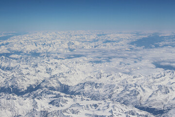 Fototapeta na wymiar Widok z samolotu na góry Alpejskie. Śnieg na górach gór. 