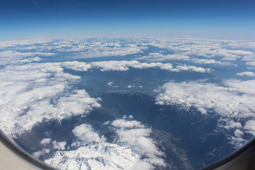Widok z samolotu na góry Alpejskie. Śnieg na górach gór. Widok  alpejskie miasteczka.