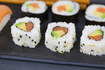 assiette de sushi et maki	