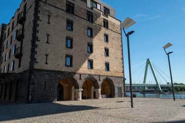 Köln Severinsbrücke mit historischem Gebäude