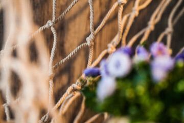 Maritim gedeckter Tisch mit kreativer Dekoration