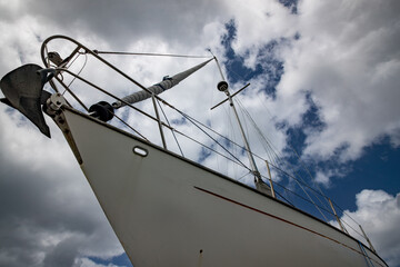 look-up at sailboat bow