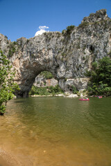 Fototapeta na wymiar Canoë sur la rivière Ardèche se préparant à passer sous l'arche du Pont d'Arc