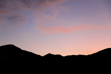 Couché de soleil rose sur les Montagnes et crêtes du Sancy en Auvergne. Graphique background....
