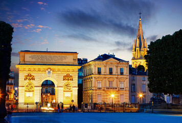 Fototapeta premium The historic 'Porte du Peyrou' triumphal arch at dusk in Montpellier, France
