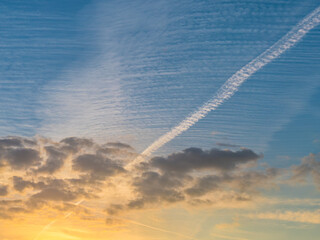 Wolkengebilde am Abendhimmel