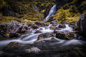 Cascade en pose longue dans la montée à l'étang de Gardet, lac dans les montagnes des Pyrénées - Ariège, Occitanie, - France