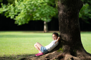 木陰でのんびりする女の子