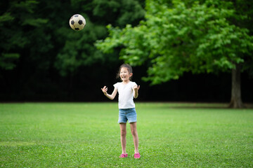 サッカーボールで遊ぶ女の子