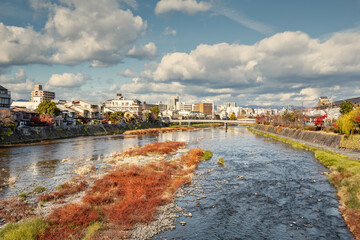 Obraz premium Kioto, widok na rzekę i miasto