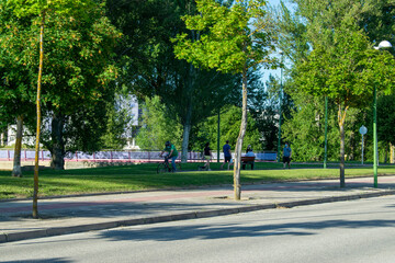 Personas paseando a pie, en bici o en patinete,  con y sin mascarilla, después del estado de alerta