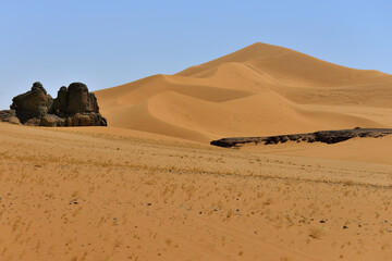 SAHARA DESERT SAND DUNES IN TASSILI NATIONAL PARK IN ALGERIA