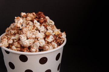 a caramel popcorn in a polkadot paper bowl