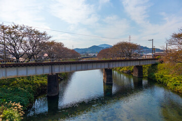 青い空と川に架かる鉄道橋